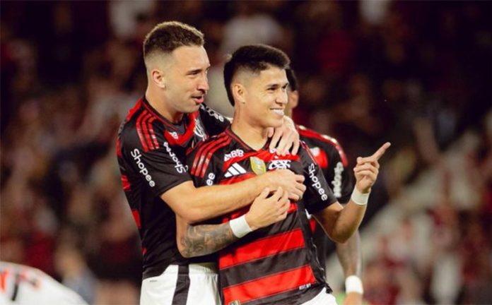 Luiz Araújo comemora ao lado de Léo Ortiz e companheiros o 1º gol do Flamengo