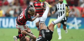 Michael e Lyanco na disputa da jogada