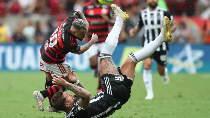 Michael e Lyanco na disputa da jogada