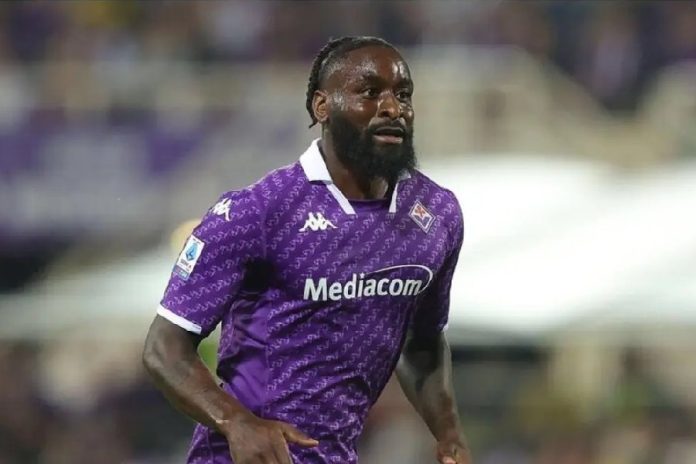 M'Bala Nzola em campo pela Fiorentina