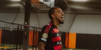 Malo Gusto posa com a camisa do Flamengo