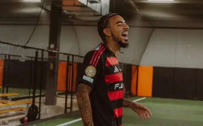 Malo Gusto posa com a camisa do Flamengo