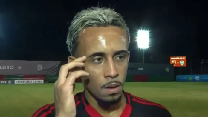 Matheus Gonçalves em entrevista no intervalo do jogo entre Flamengo x Atlético-MG sub-20