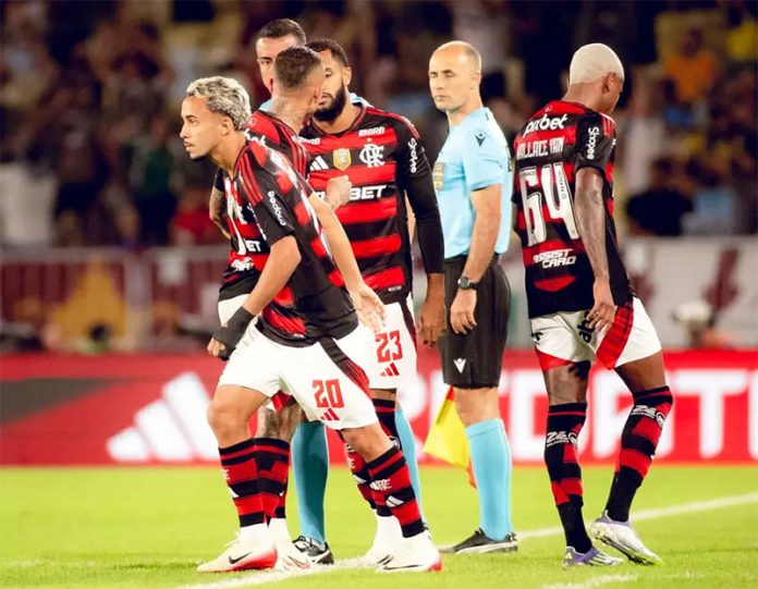 Matheus Gonçalves e Juninho, entram no lugar de Cebolinha e Wallace Yan, na partida entre Flamengo x Fluminense