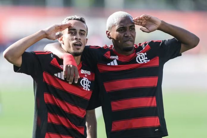 Matheus Gonçalves e Lorran em goleada do Flamengo sobre o Bayer Leverkusen na Gávea
