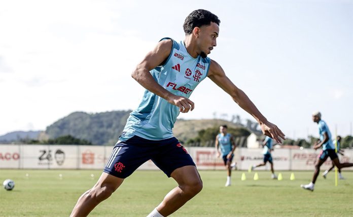 Matheus Gonçalves em treino do Flamengo