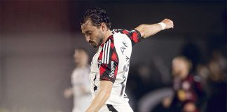 Matías Viña em campo pelo Flamengo contra o Bragantino