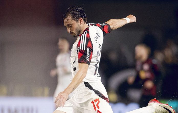 Matías Viña em campo pelo Flamengo contra o Bragantino