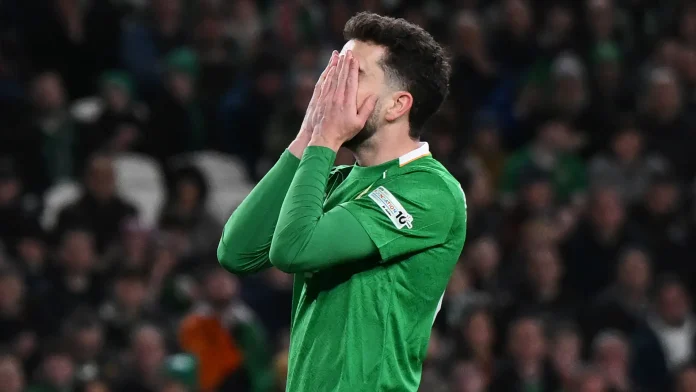 Mikey Johnston em campo pela seleção da Irlanda