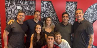 Pedrinho assina seu primeiro contrato profissional com o Flamengo