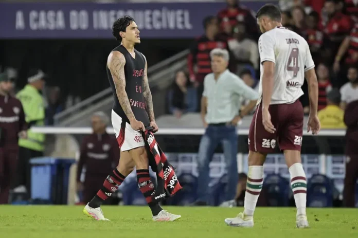 Pedro marca o gol da vitória do Flamengo sobre o Fluminense