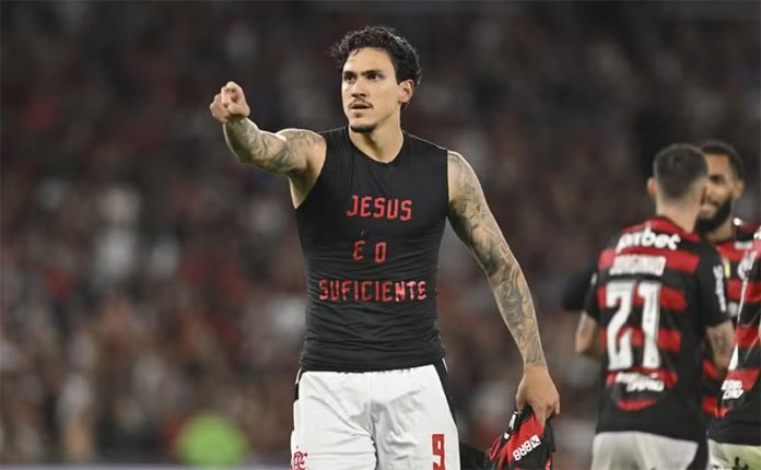 Pedro marca o gol da vitória do Flamengo sobre o Fluminense