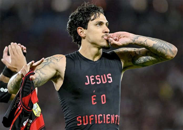 Pedro marca o gol da vitória do Flamengo sobre o Fluminense