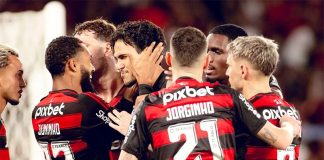 Jogadores comemoram com Pedro o gol da vitória do Flamengo sobre o Fluminense