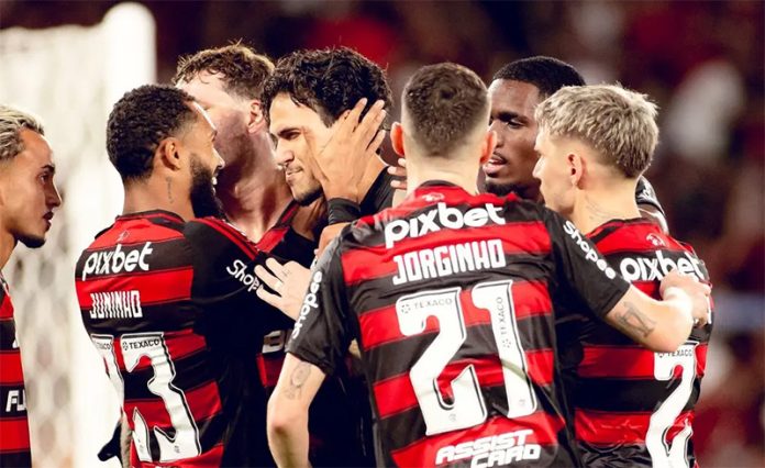 Jogadores comemoram com Pedro o gol da vitória do Flamengo sobre o Fluminense