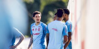 Pedro e demais jogadores em treino do Flamengo no Ninho do Urubu