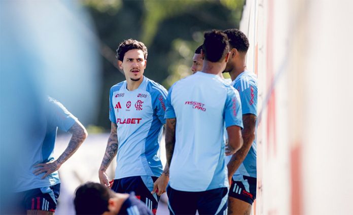 Pedro e demais jogadores em treino do Flamengo no Ninho do Urubu