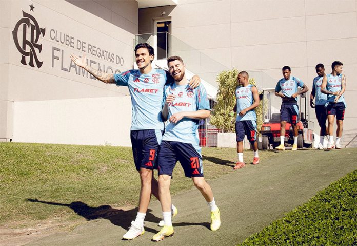 Pedro, Jorginho e jogadores em treino do Flamengo no Ninho do Urubu