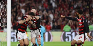 Pedro, Jorginho e Juninho comemoram o gol da vitória do Flamengo sobre o Fluminense