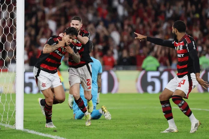 Pedro, Jorginho e Juninho comemoram o gol da vitória do Flamengo sobre o Fluminense