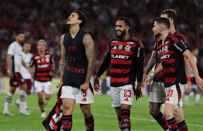 Pedro e Jogadores comemoram o gol da vitória do Flamengo sobre o Fluminense