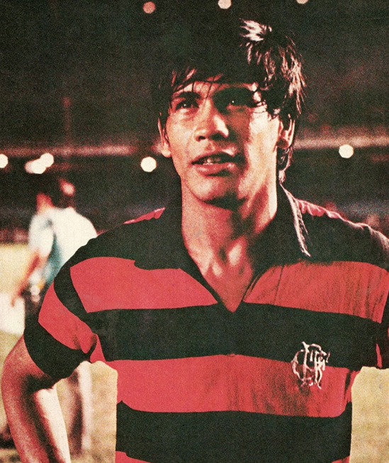 O grande zagueiro paraguaio Reyes em campo em mais um jogo do Flamengo