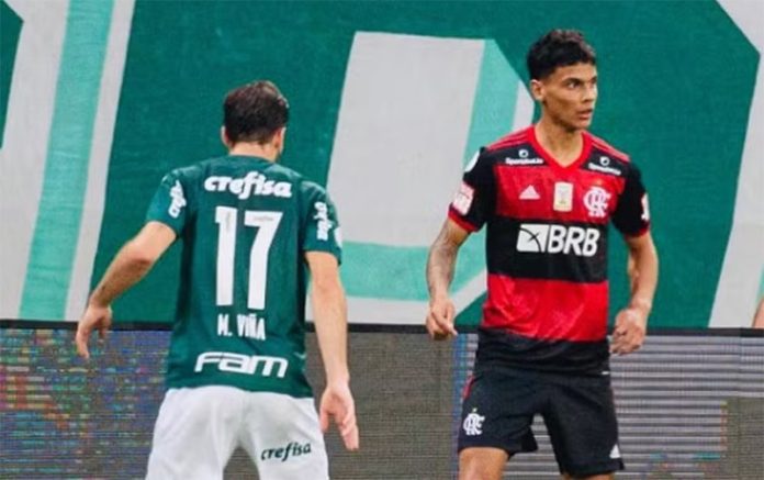 Richard Ríos em campo pelo Flamengo contra o Palmeiras de Viña