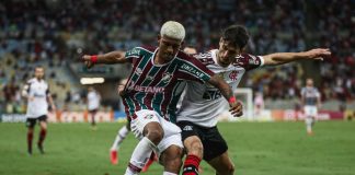 Rodrigo Caio na marcação de John Kennedy no Fla x Flu