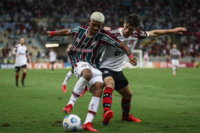 Rodrigo Caio na marcação de John Kennedy no Fla x Flu
