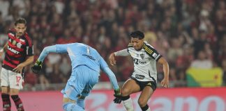Rony passa pelo goleiro Rossi e chuta para o lateral Varela salvar o Flamengo no lance