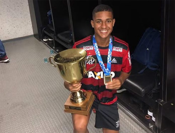 Samuel Lino foi campeão carioca de juniores pelo Flamengo em 2018