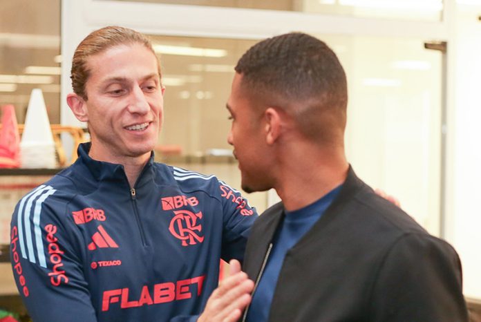 Samuel Lino e Filipe Luís na chegada do atacante ao Flamengo