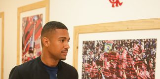 Samuel Lino conhece o Ninho do Urubu - FOTO: Gilvan de Souza/Flamengo