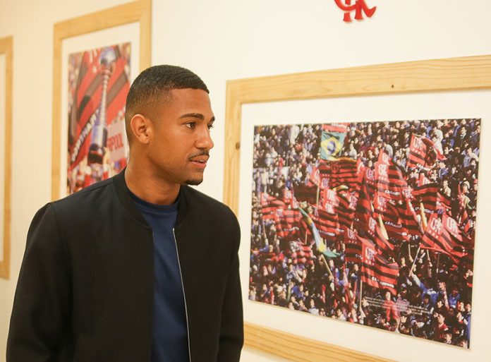 Samuel Lino conhece o Ninho do Urubu - FOTO: Gilvan de Souza/Flamengo