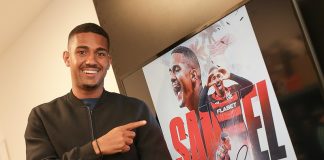 Samuel Lino conhece o Ninho do Urubu - FOTO: Gilvan de Souza/Flamengo