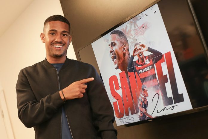 Samuel Lino conhece o Ninho do Urubu - FOTO: Gilvan de Souza/Flamengo