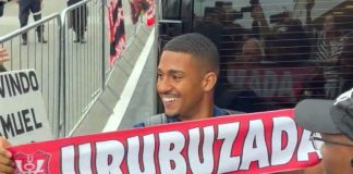 Samuel Lino desembarcou no Rio de Janeiro no início da tarde para assinar contrato com o Flamengo