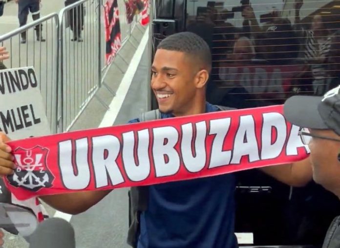 Samuel-Lino-chegada-Flamengo-290725-2 Samuel Lino desembarcou no Rio de Janeiro no início da tarde para assinar contrato com o Flamengo