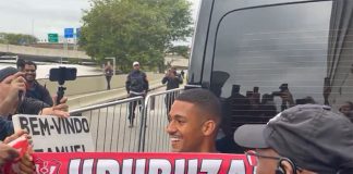 Samuel Lino desembarcou no Rio de Janeiro no início da tarde para assinar contrato com o Flamengo