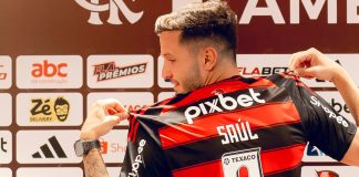 Saúl Ñíguez veste a camisa 8 do Flamengo em sua apresentação