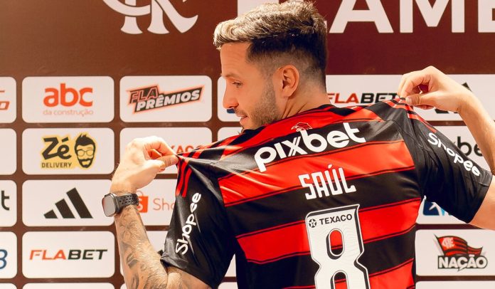 Saúl Ñíguez veste a camisa 8 do Flamengo em sua apresentação