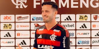 Saúl Ñíguez veste a camisa 8 do Flamengo em sua apresentação