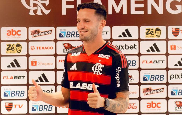 Saúl Ñíguez veste a camisa 8 do Flamengo em sua apresentação