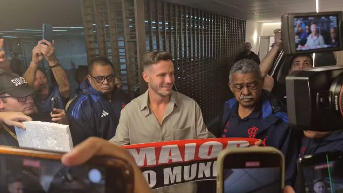 Saúl desembarca no Rio para assinar contrato com o Flamengo — Foto: Thiago Lima / ge
