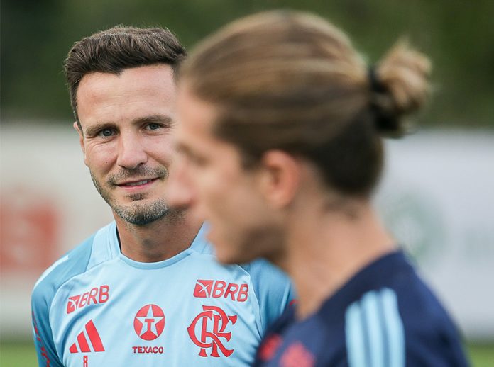 Saúl e o técnico Filipe Luís em treino do Flamengo no Ninho do Urubu - FOTO: Gilvan de Souza/Flamengo