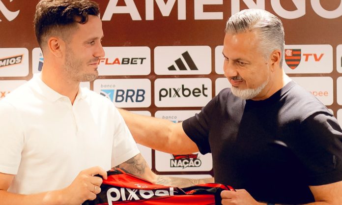 José Boto e Saúl na apresentação do espanhol no Ninho do Urubu