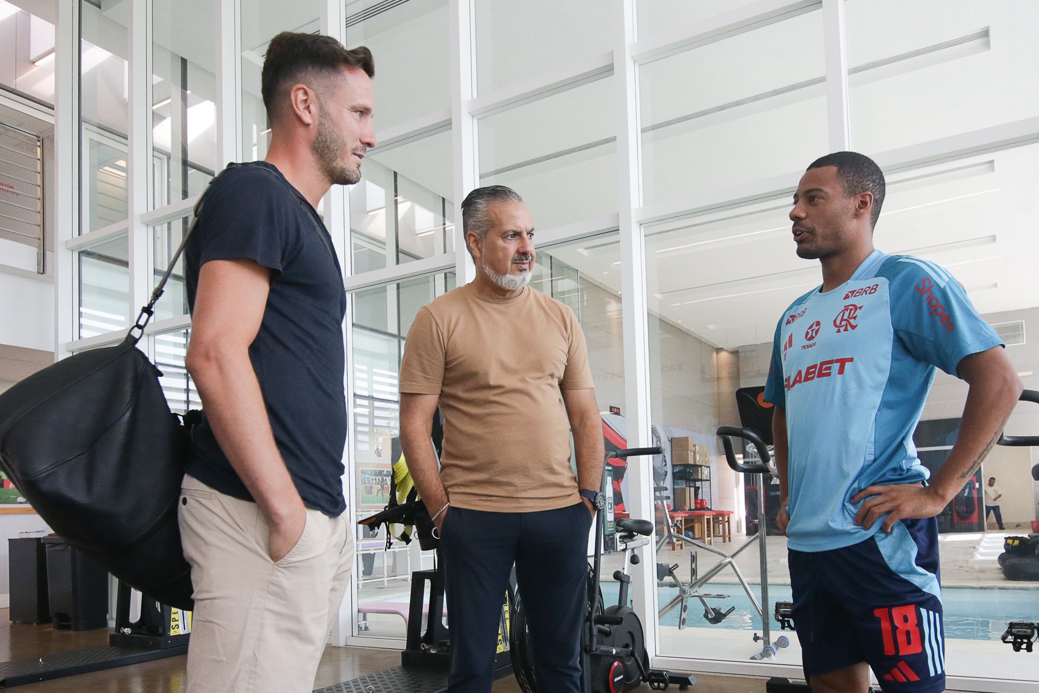 Saúl, Jose Boto e De la Cruz no Ninho do Urubu