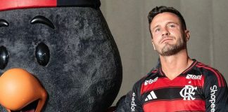 O espanhol Saúl com o Mascote do Flamengo