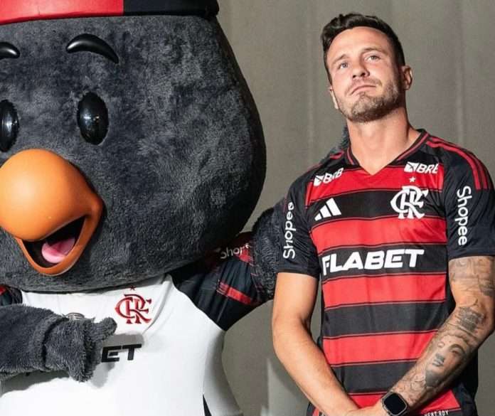 O espanhol Saúl com o Mascote do Flamengo