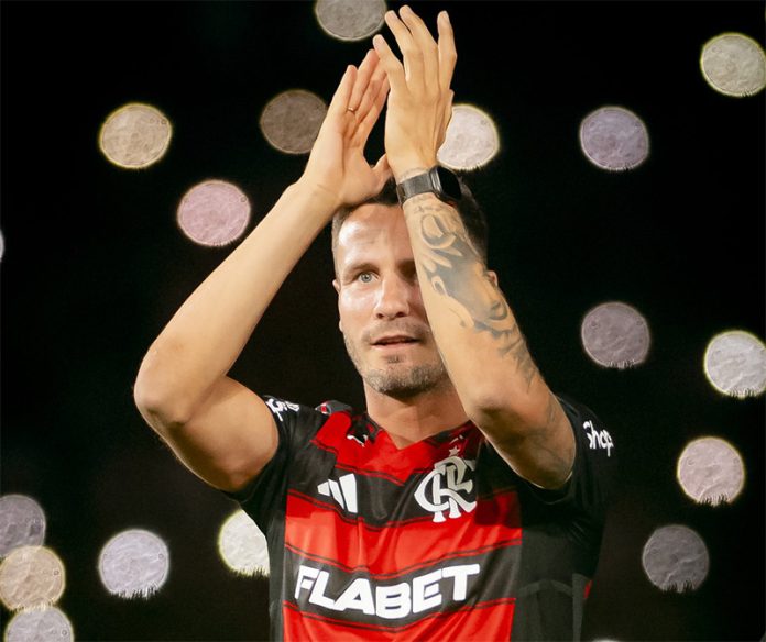 Saúl Ñíguez em sua apresentação no Maracanã para torcida do Flamengo